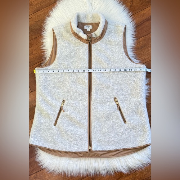 Crown & Ivy Cream Sherpa Tan/Brown Trim Fleece Vest-Size L - Picture 6 of 10